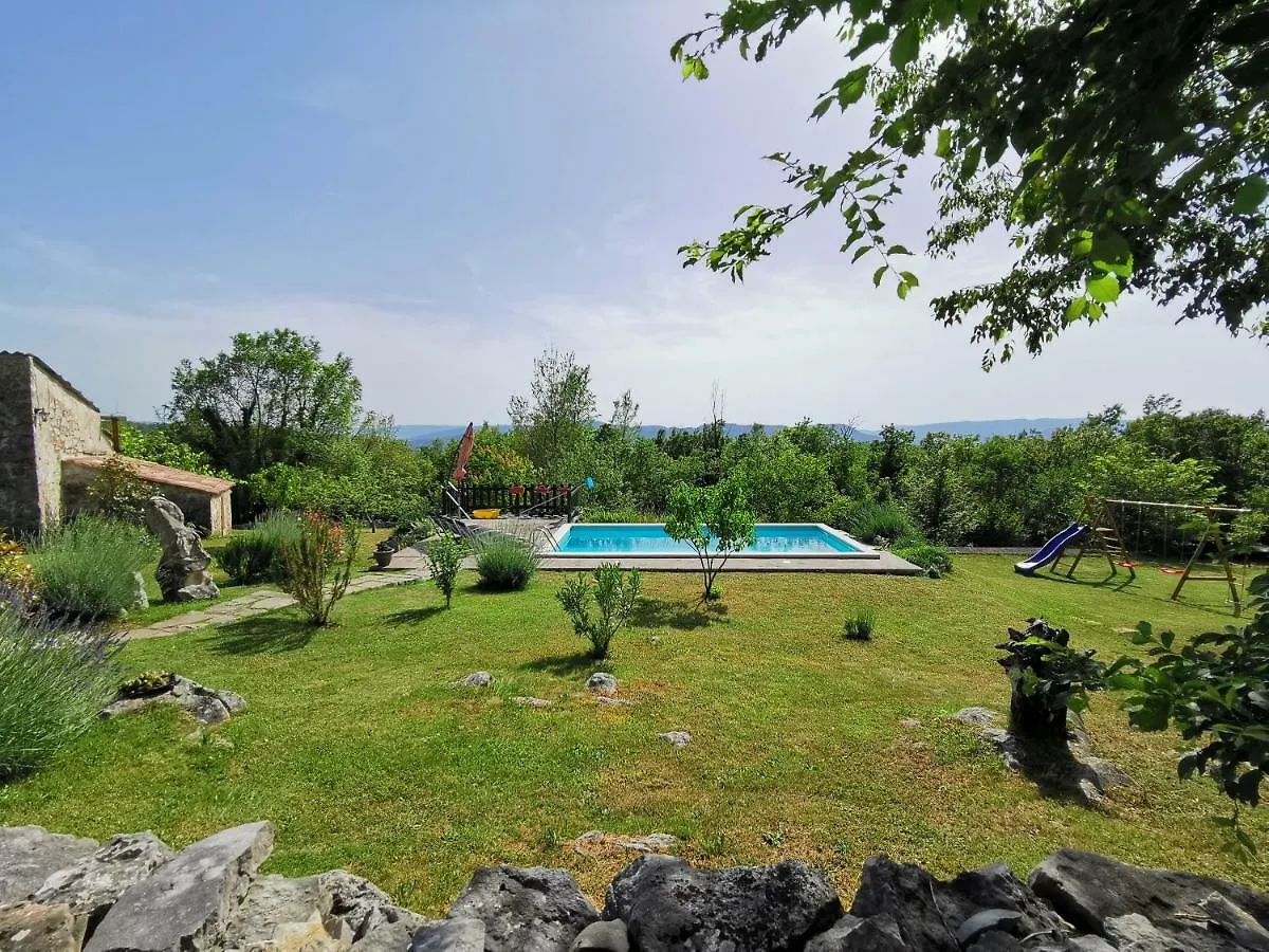 Villa Mavrici, Neighbors Free Buzet