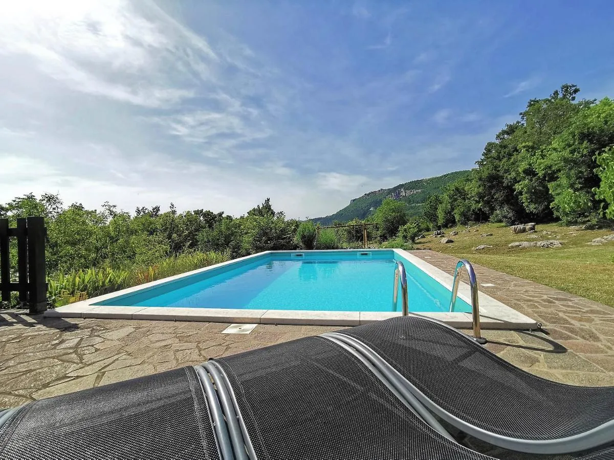 Villa Mavrici, Neighbors Free Buzet